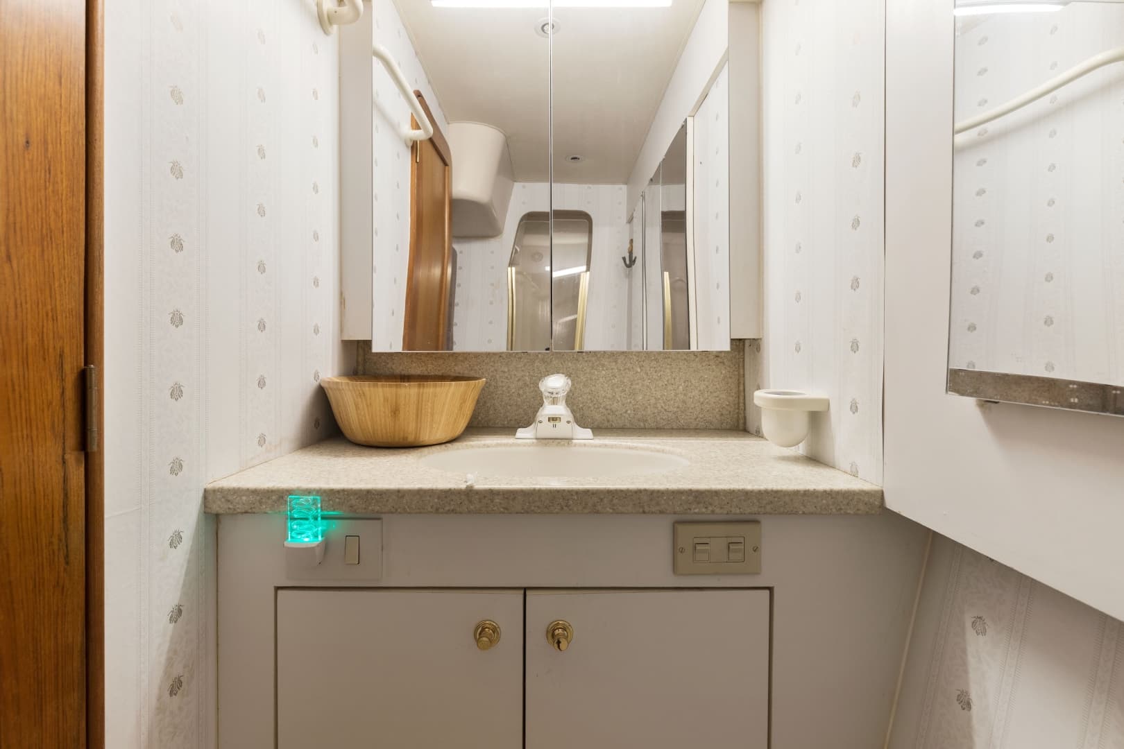 2001 Ocean Yachts 52 SS — photo 17