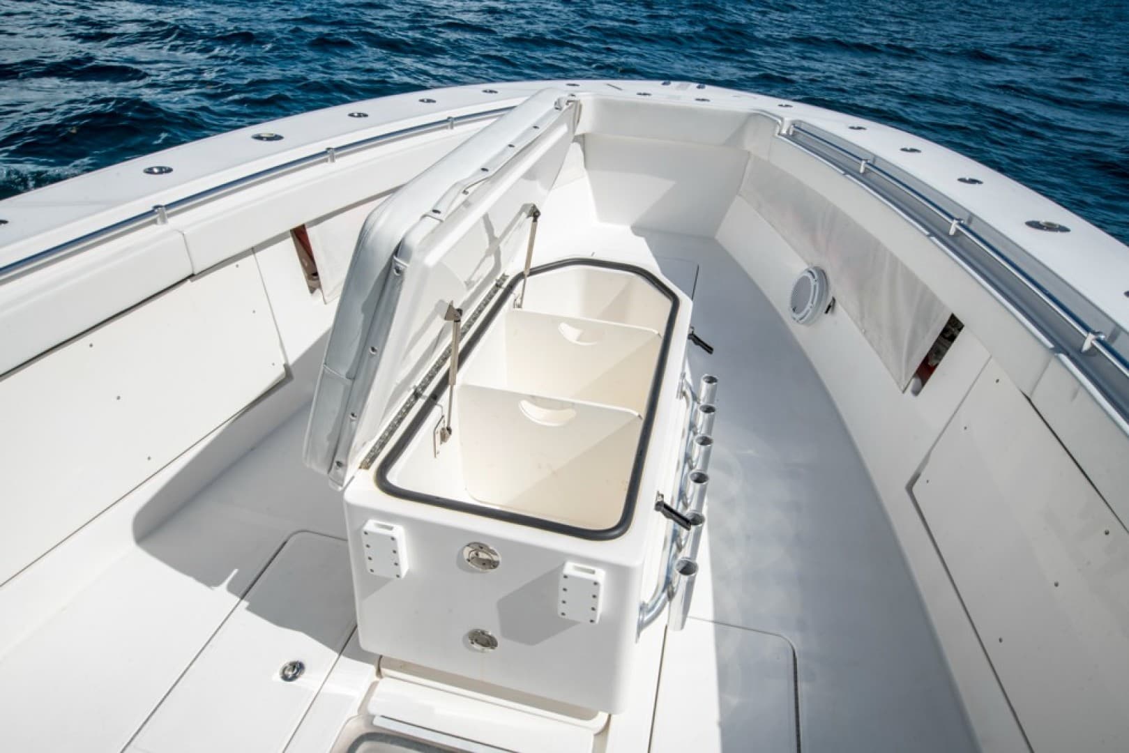 2011 Invincible 42 CC — photo 8