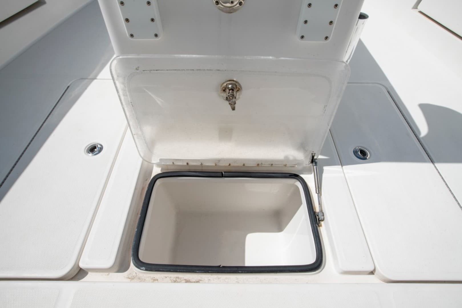 2011 Invincible 42 CC — photo 32