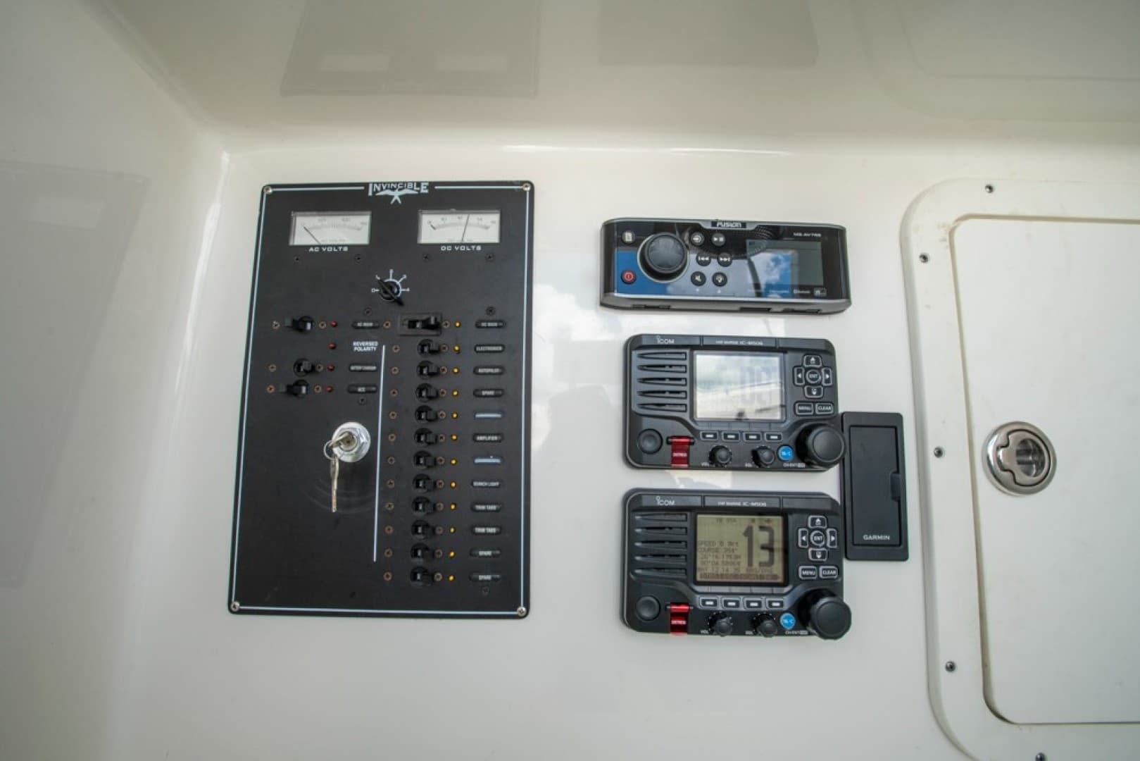 2011 Invincible 42 CC — photo 34