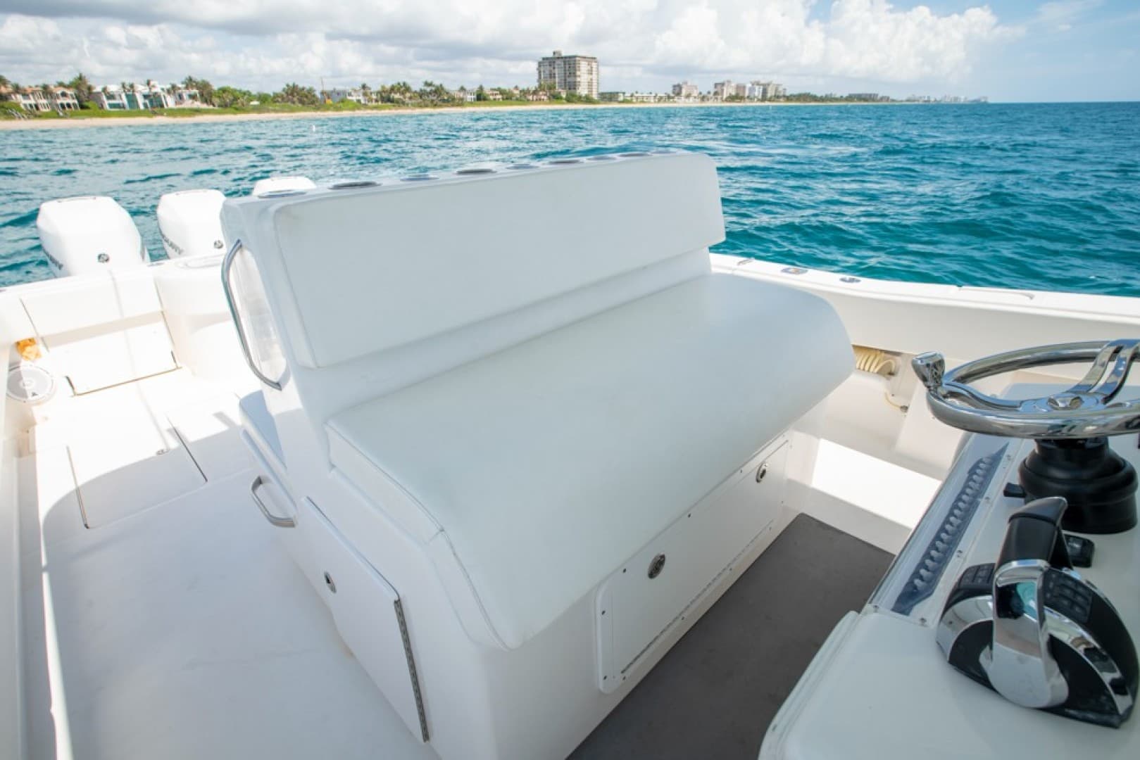 2011 Invincible 42 CC — photo 4