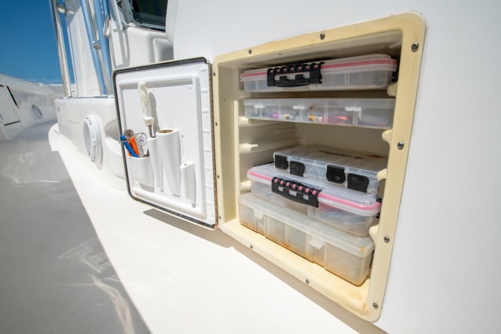 2011 Invincible 42 CC — photo 40