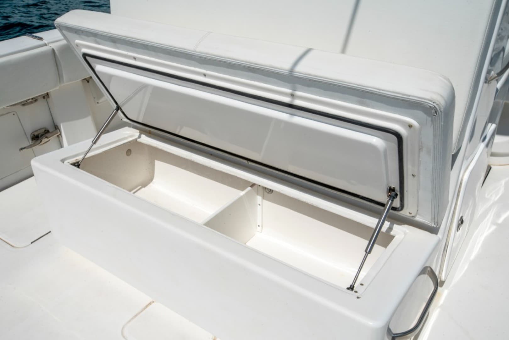 2011 Invincible 42 CC — photo 22