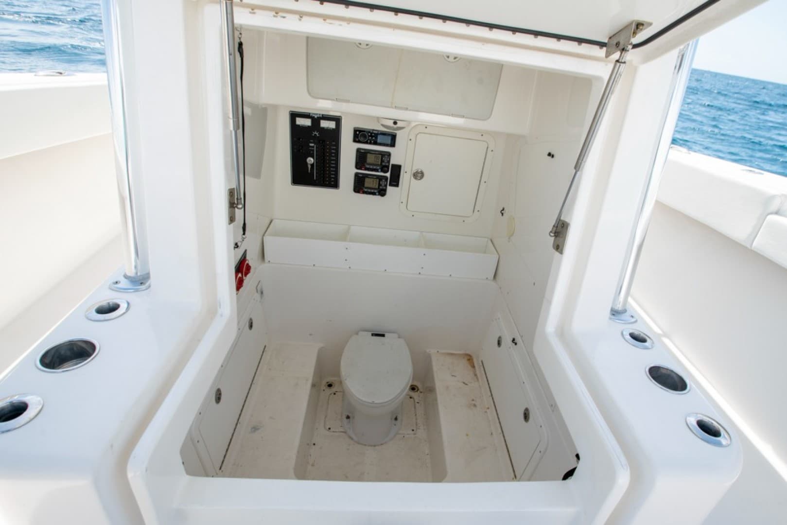 2011 Invincible 42 CC — photo 33