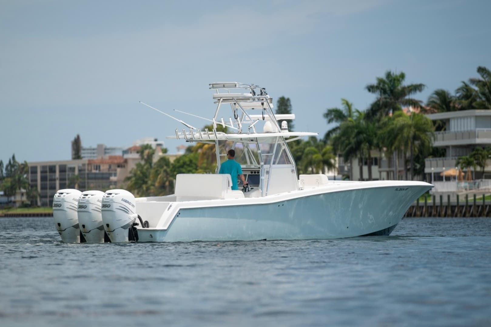 2011 Invincible 42 CC — photo 2