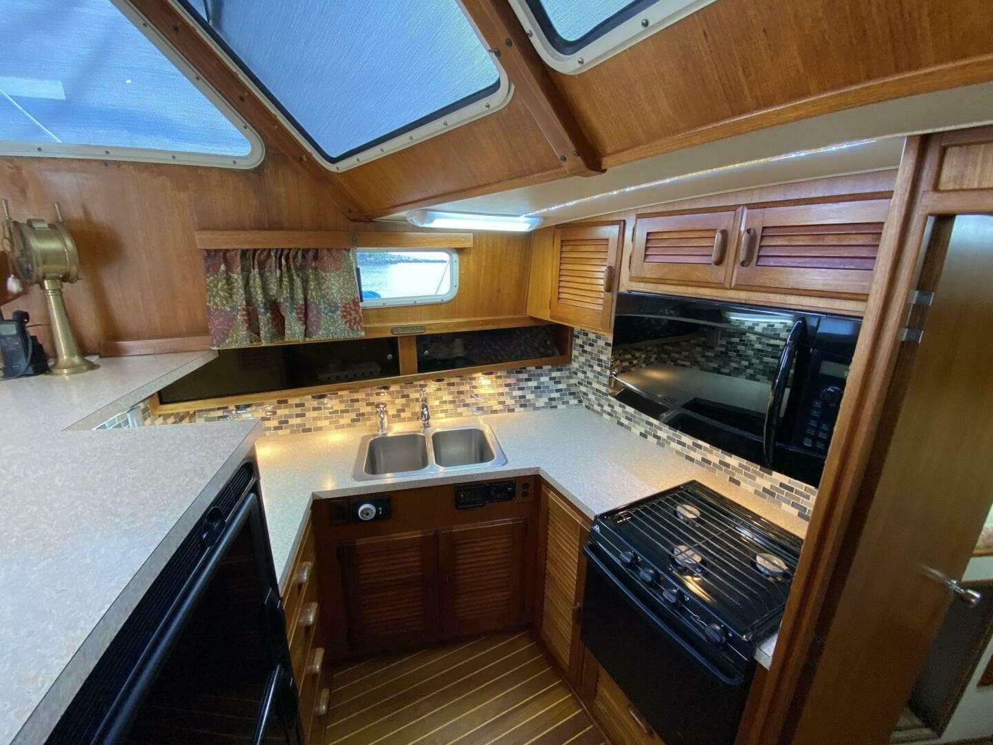 1983 Tollycraft Aft Cabin — photo 24