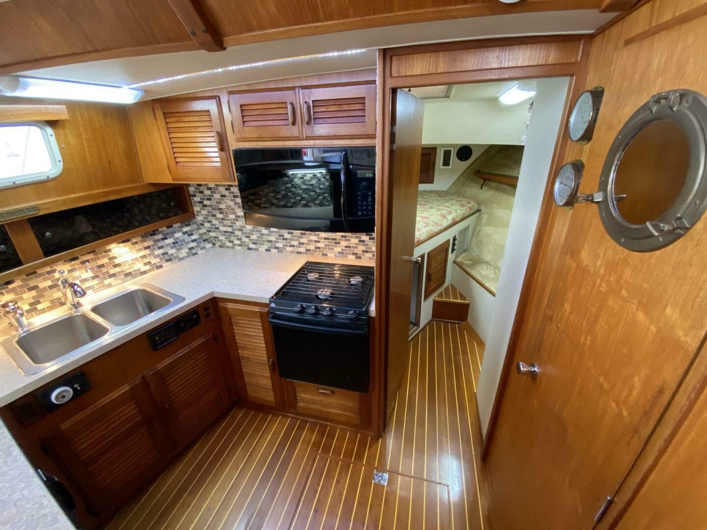 1983 Tollycraft Aft Cabin — photo 25