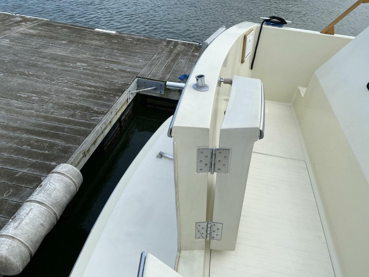 1983 Tollycraft Aft Cabin — photo 8