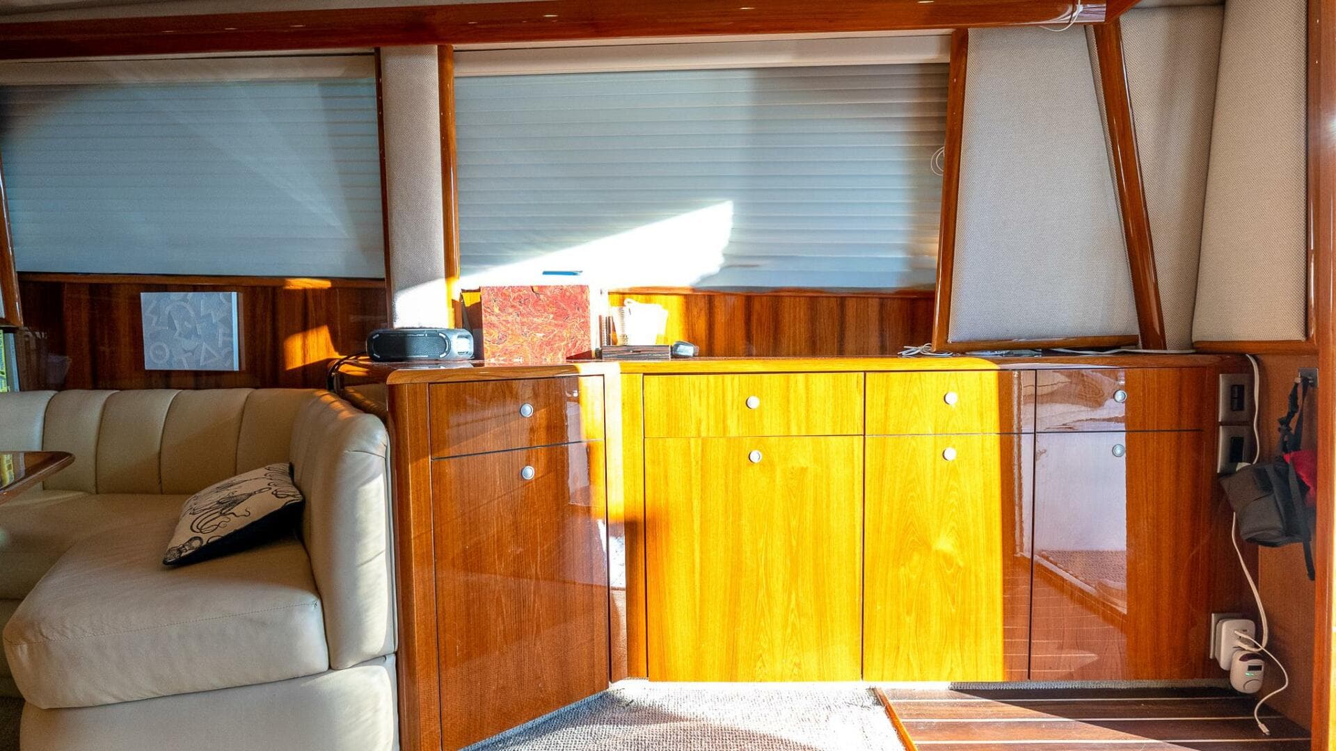 2002 Viking 52 Convertible — photo 23