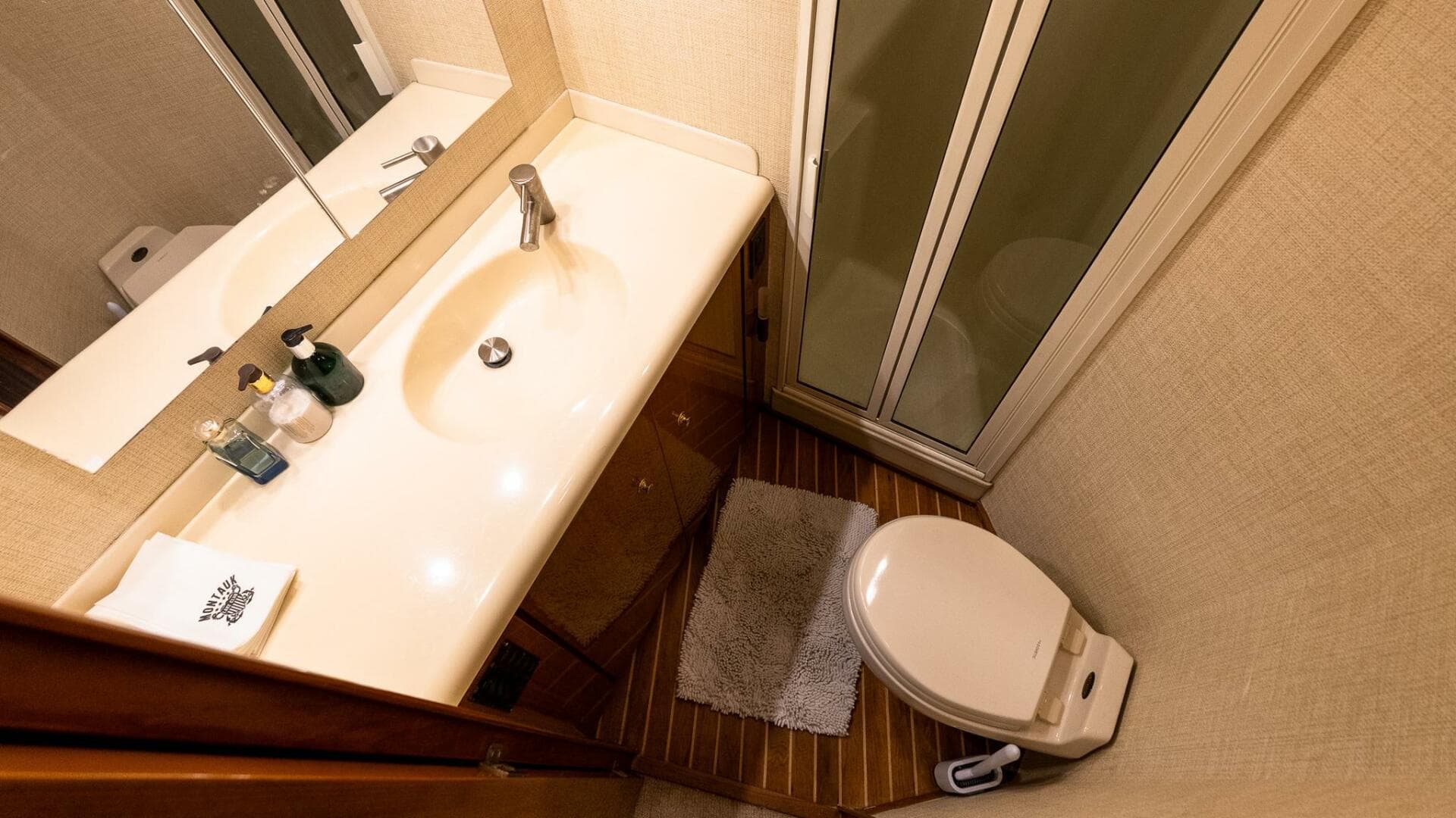 2002 Viking 52 Convertible — photo 33