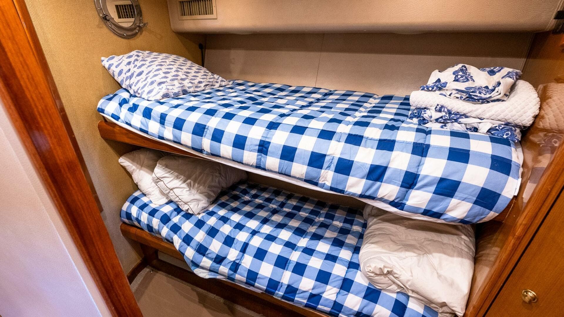 2002 Viking 52 Convertible — photo 36