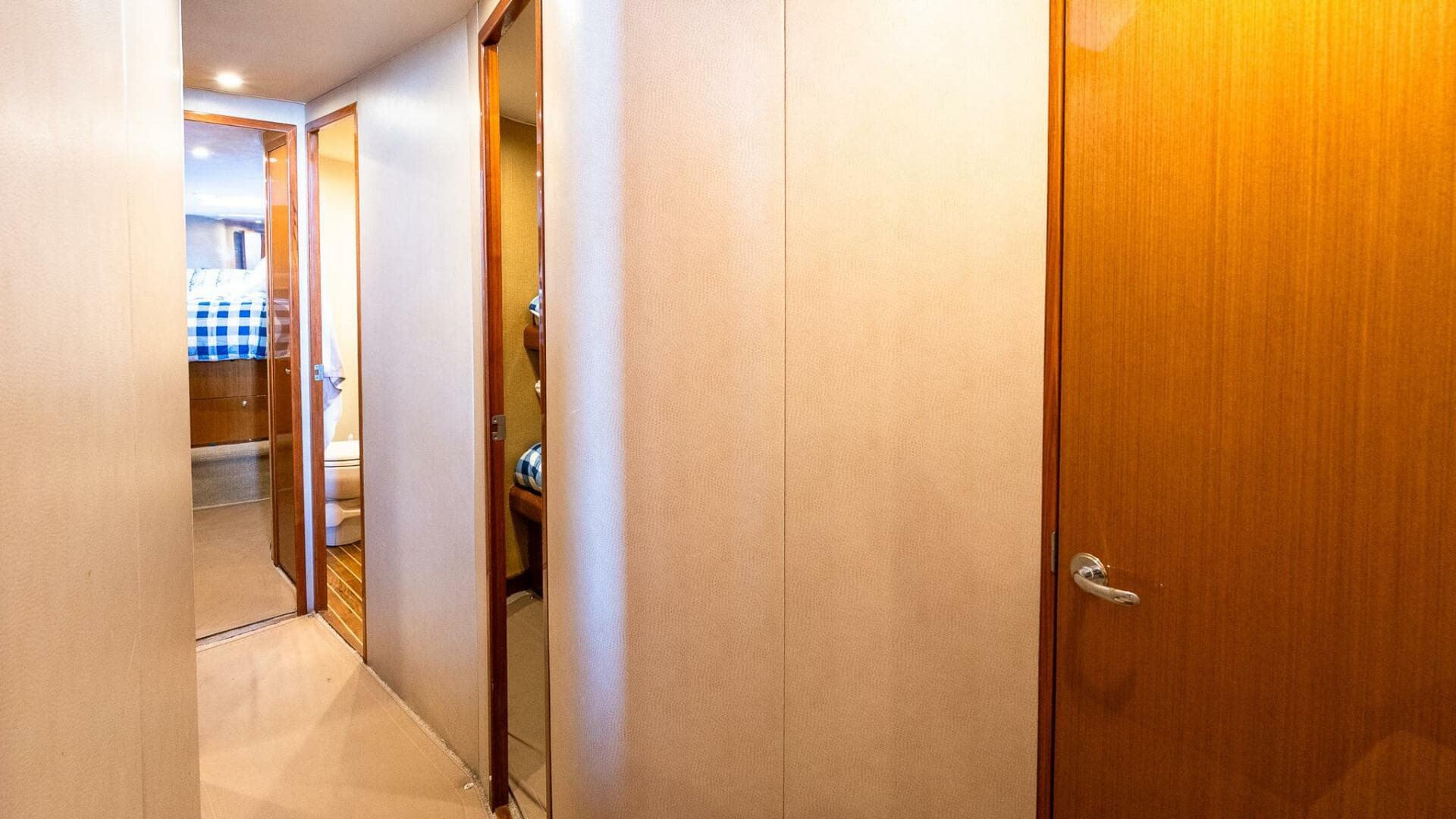 2002 Viking 52 Convertible — photo 30