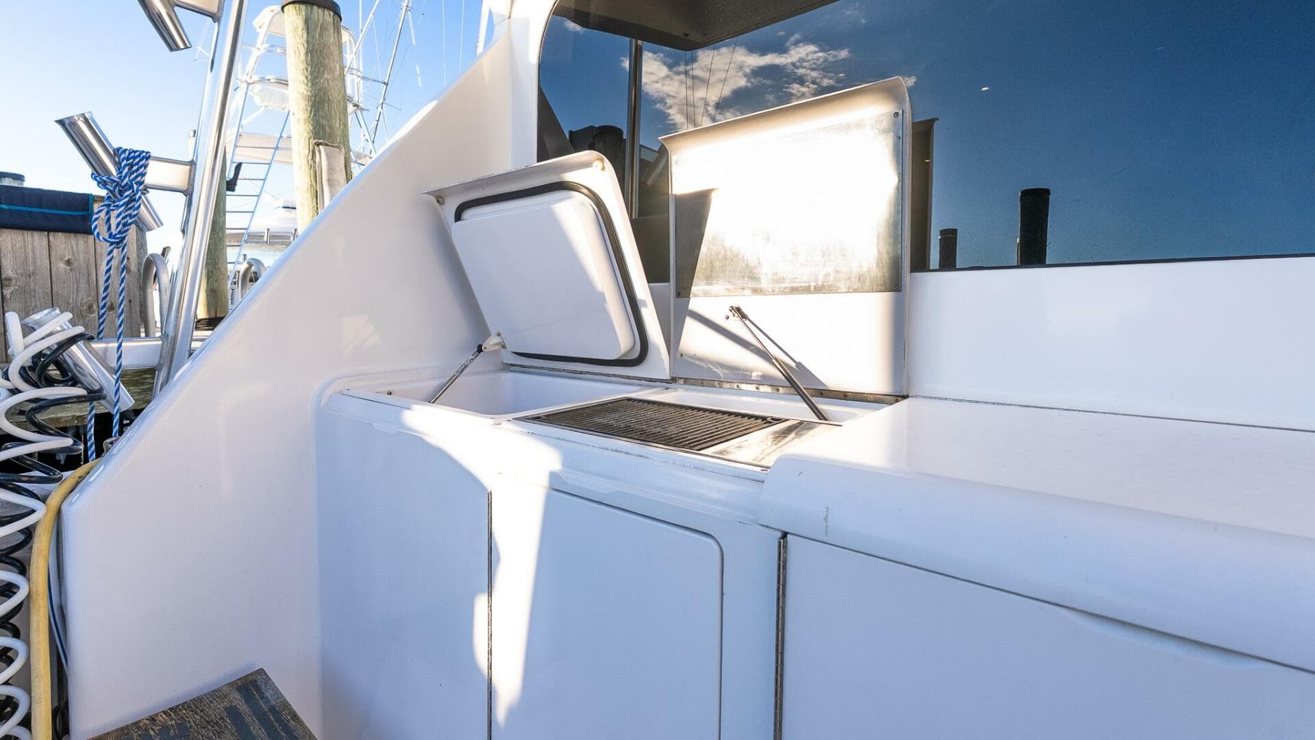 2002 Viking 52 Convertible — photo 19