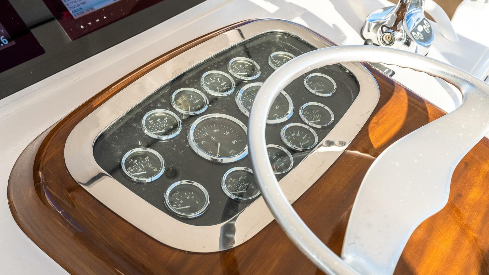 2002 Viking 52 Convertible — photo 15