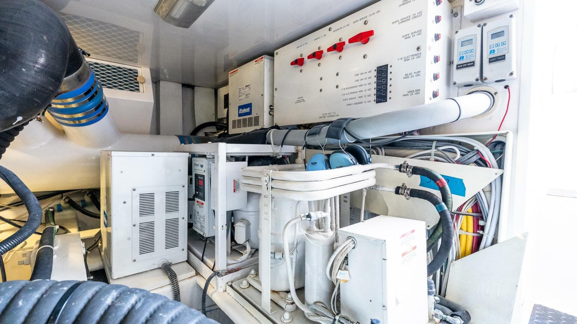 2002 Viking 52 Convertible — photo 40