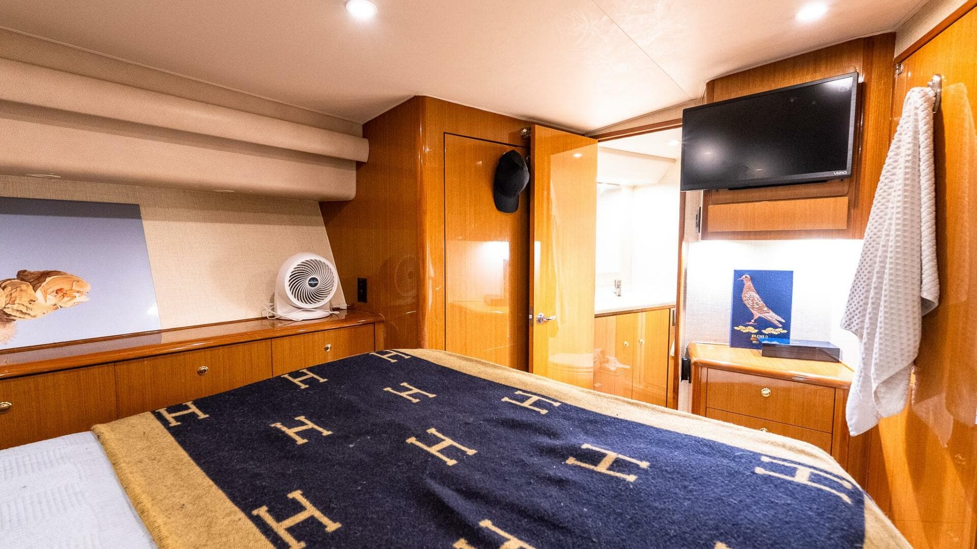 2002 Viking 52 Convertible — photo 32