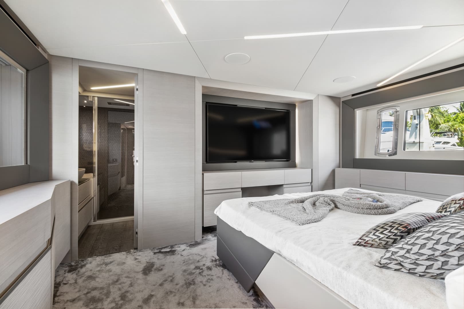 2020 Pershing 7X — photo 27