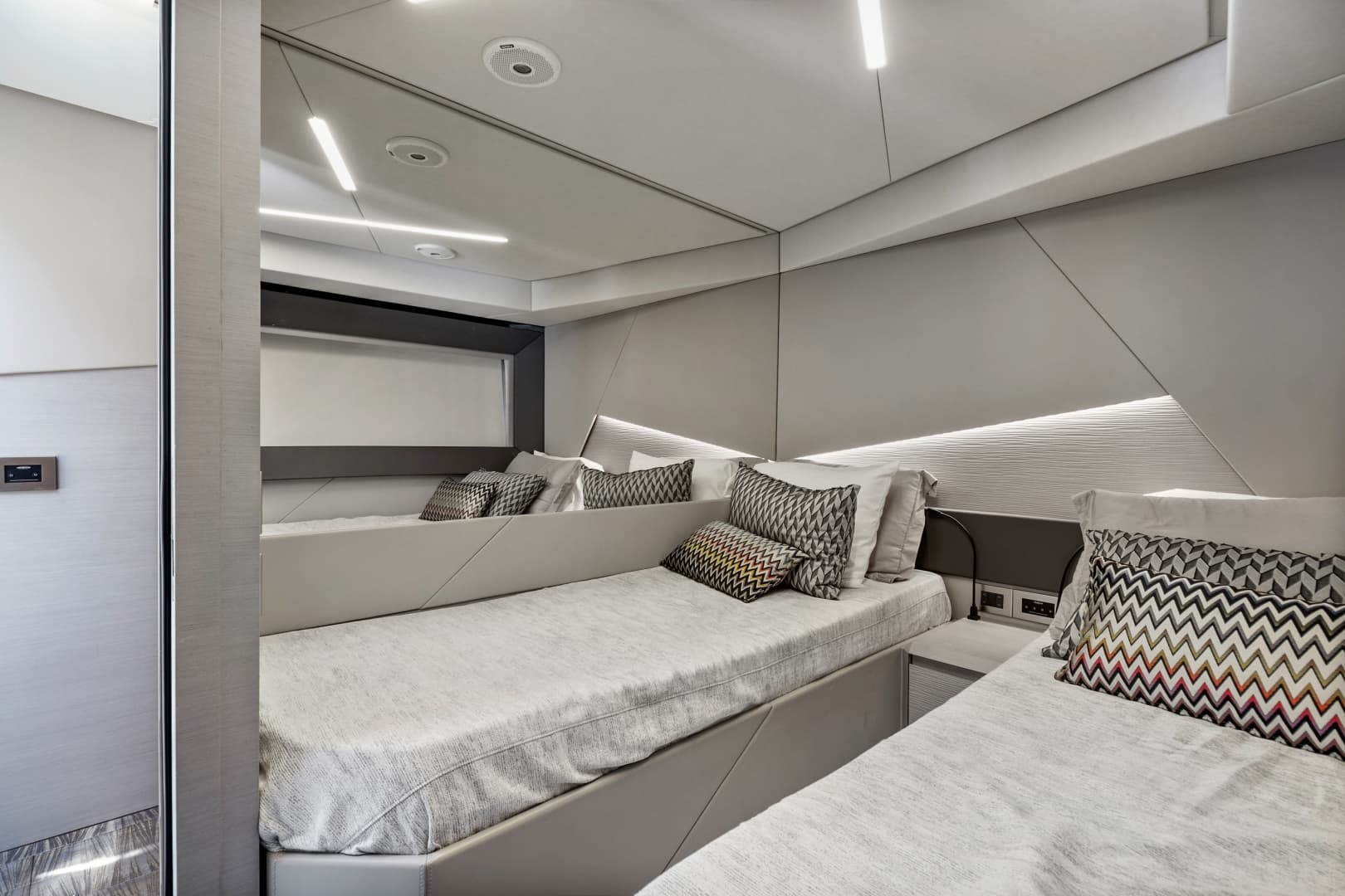 2020 Pershing 7X — photo 35