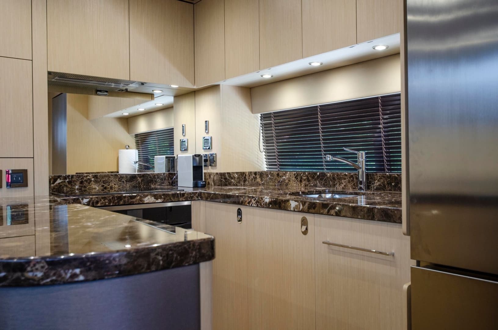 2018 Sunseeker 75 Yacht — photo 12