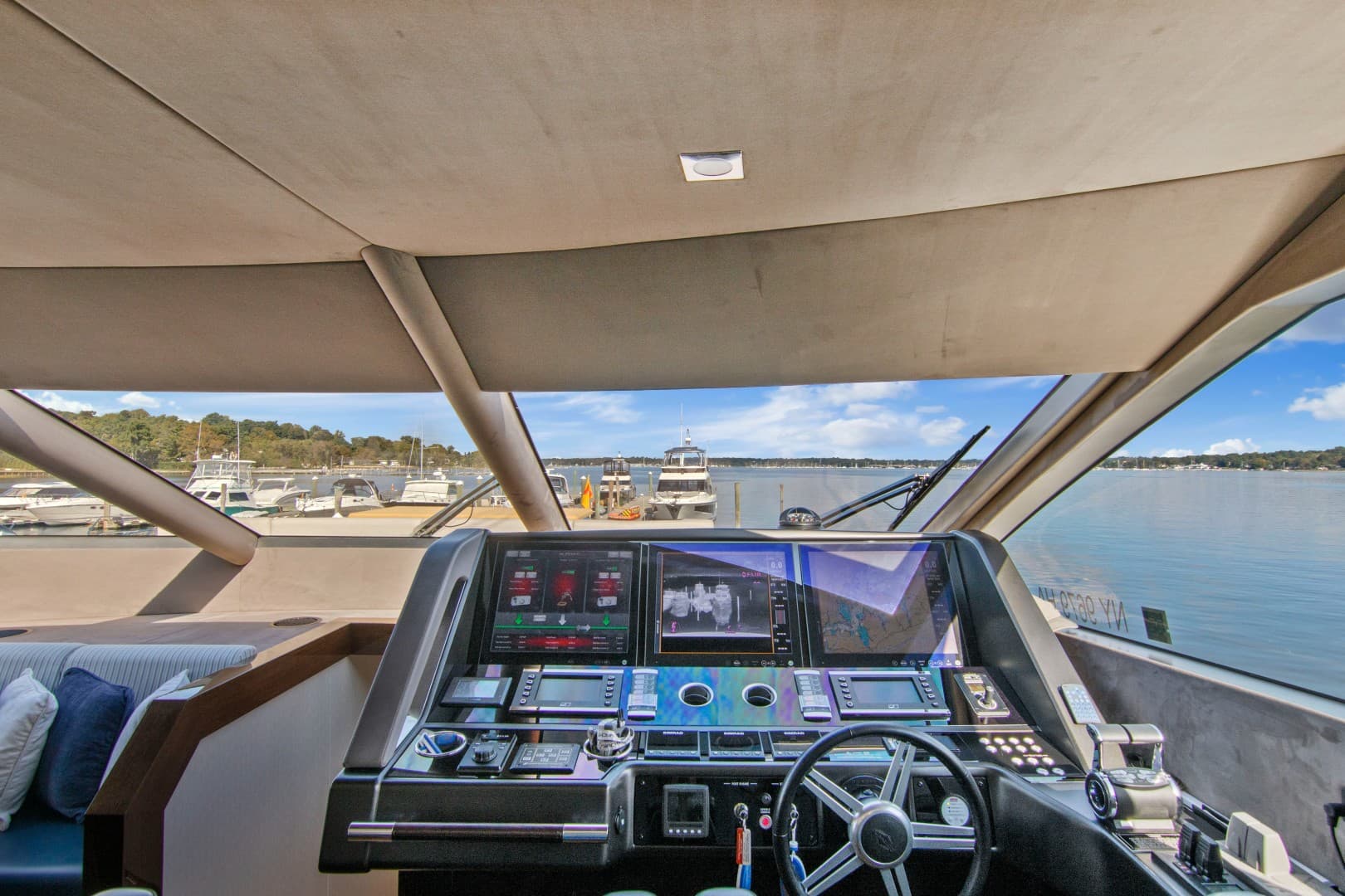 2019 Sunseeker 86 Yacht — photo 35