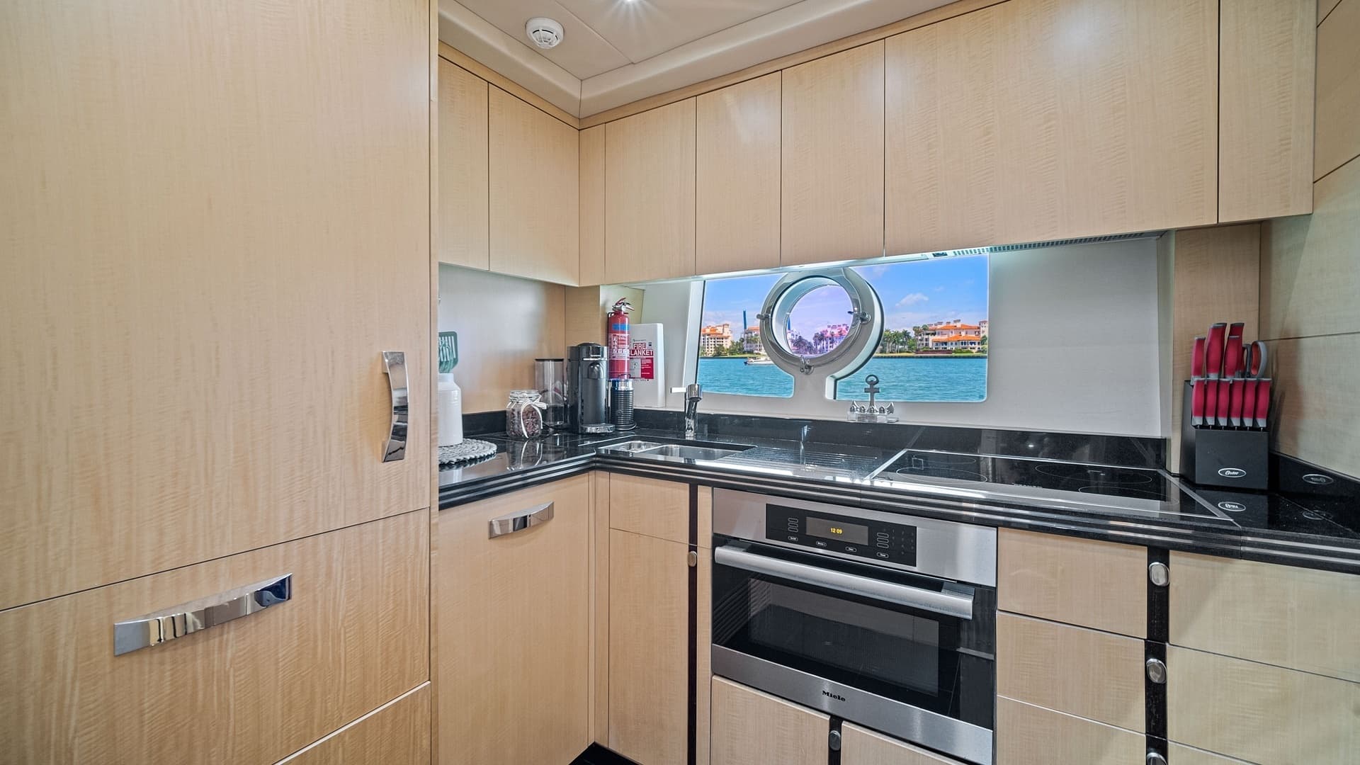 2013 Sunseeker 80 Predator — photo 31