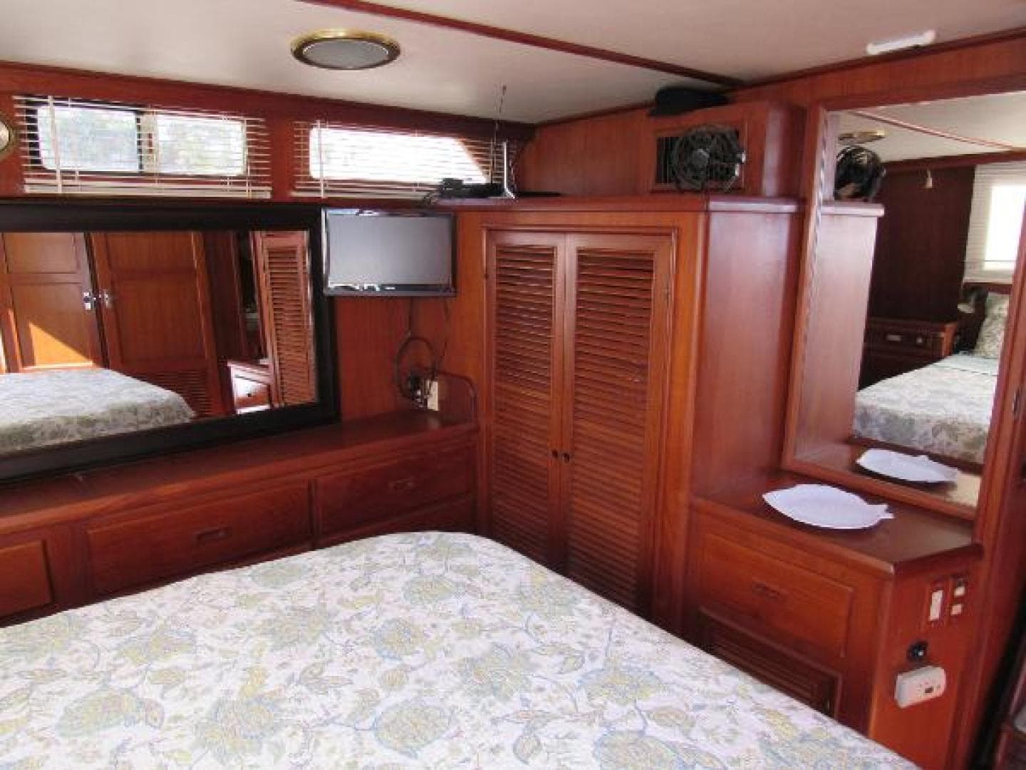 1987 Offshore Yachts Yachtfisher Cpmy — photo 10