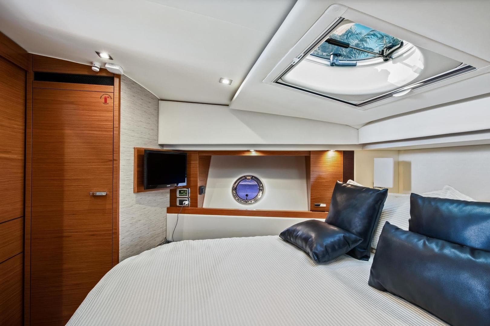 2018 Tiara Yachts 39 Coupe — photo 29