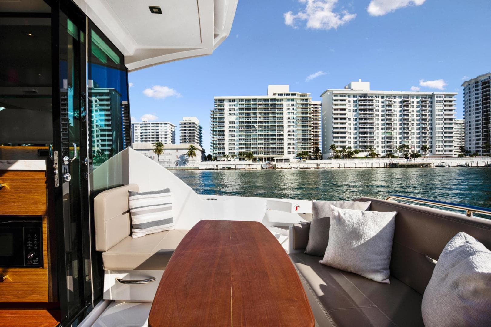 2018 Tiara Yachts 39 Coupe — photo 15