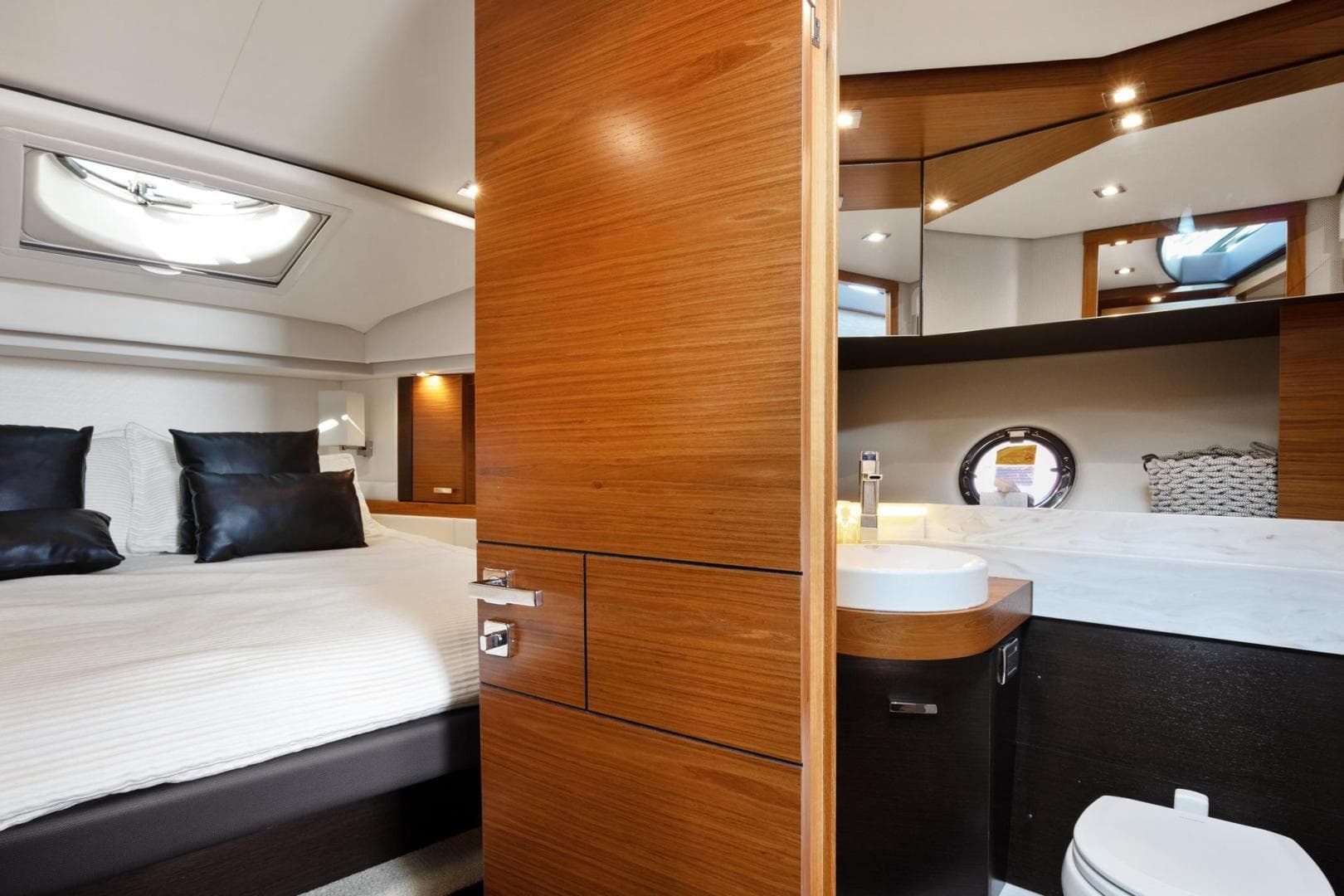 2018 Tiara Yachts 39 Coupe — photo 30