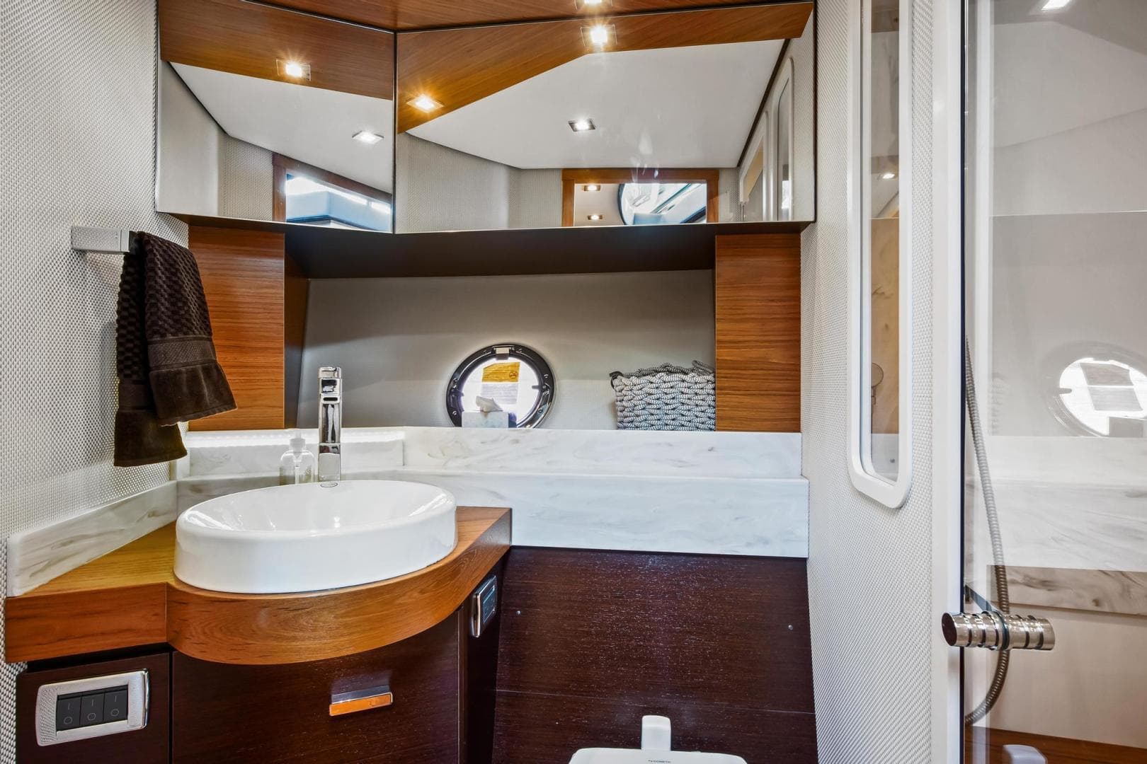 2018 Tiara Yachts 39 Coupe — photo 31