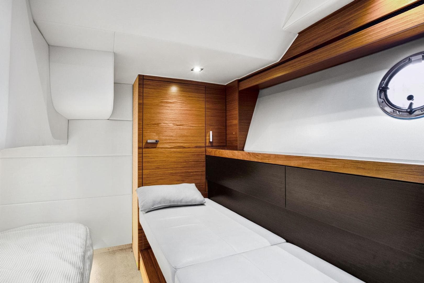 2018 Tiara Yachts 39 Coupe — photo 32