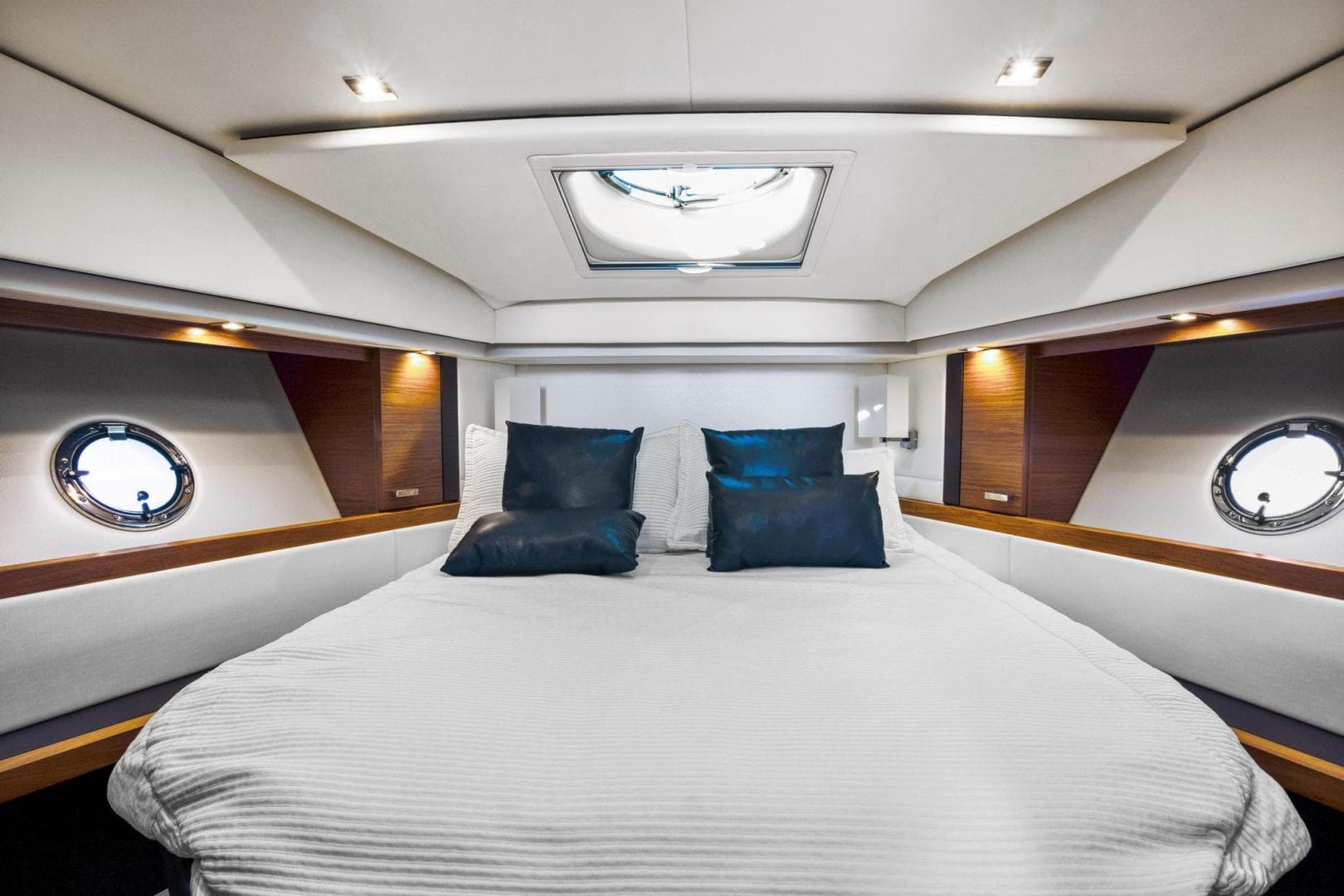 2018 Tiara Yachts 39 Coupe — photo 28