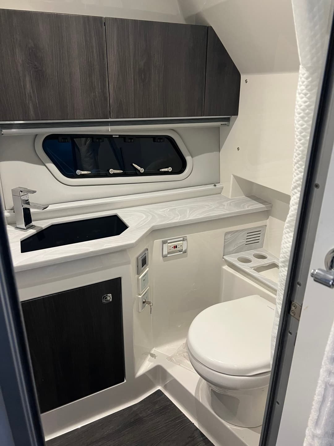 2021 Formula 380 Super Sport Crossover OB — photo 15