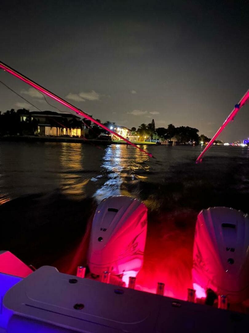 2019 Everglades 355 CC — photo 9