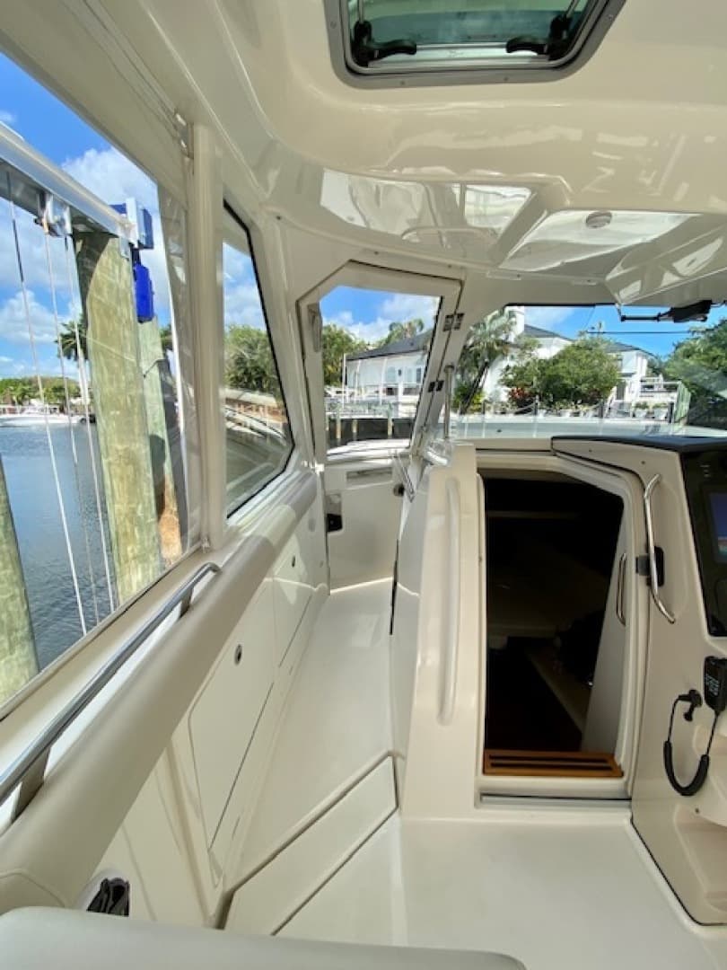 2020 Boston Whaler 380 Realm — photo 7