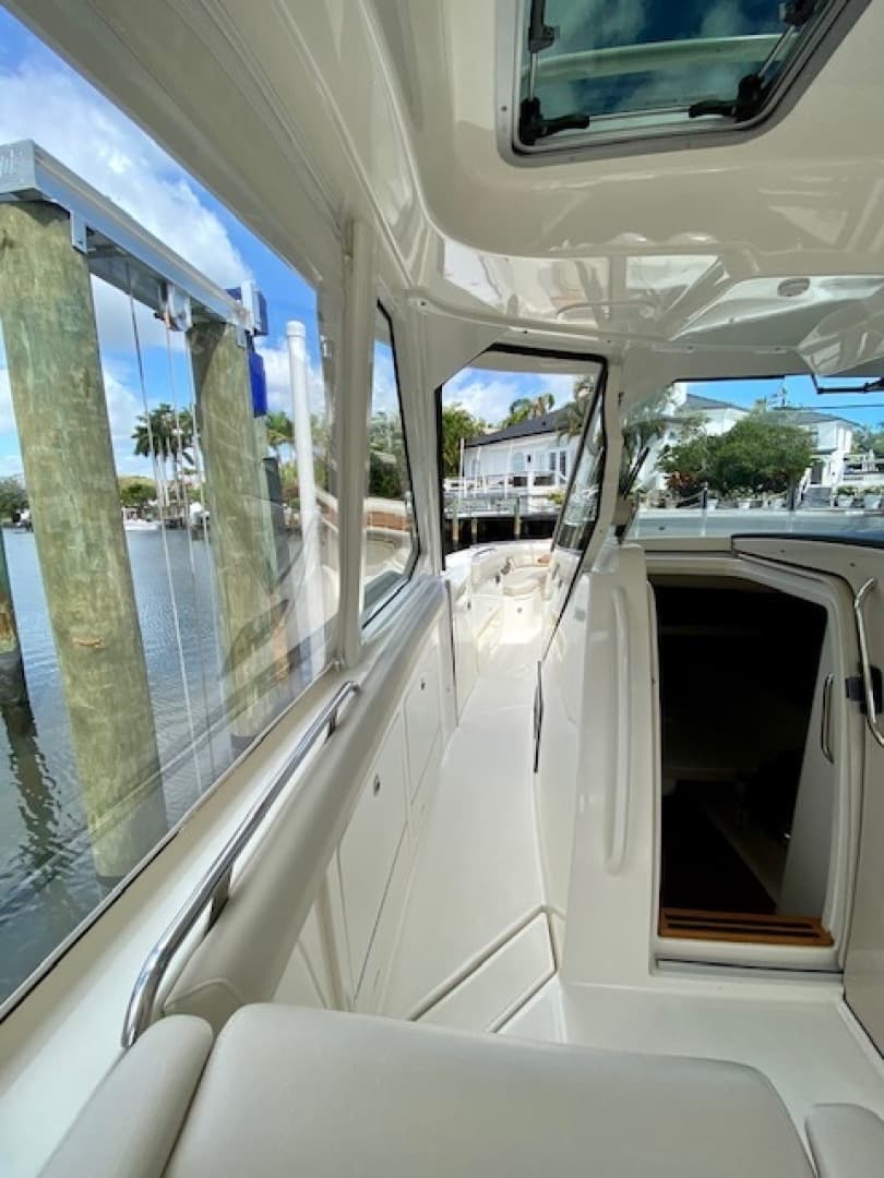 2020 Boston Whaler 380 Realm — photo 6