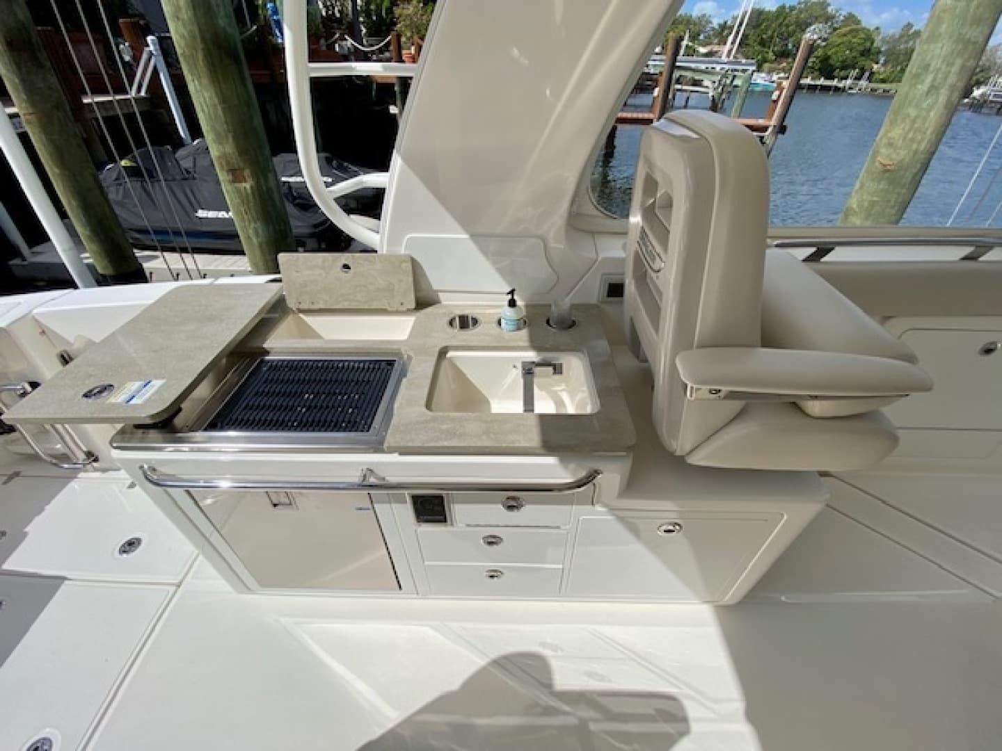 2020 Boston Whaler 380 Realm — photo 15