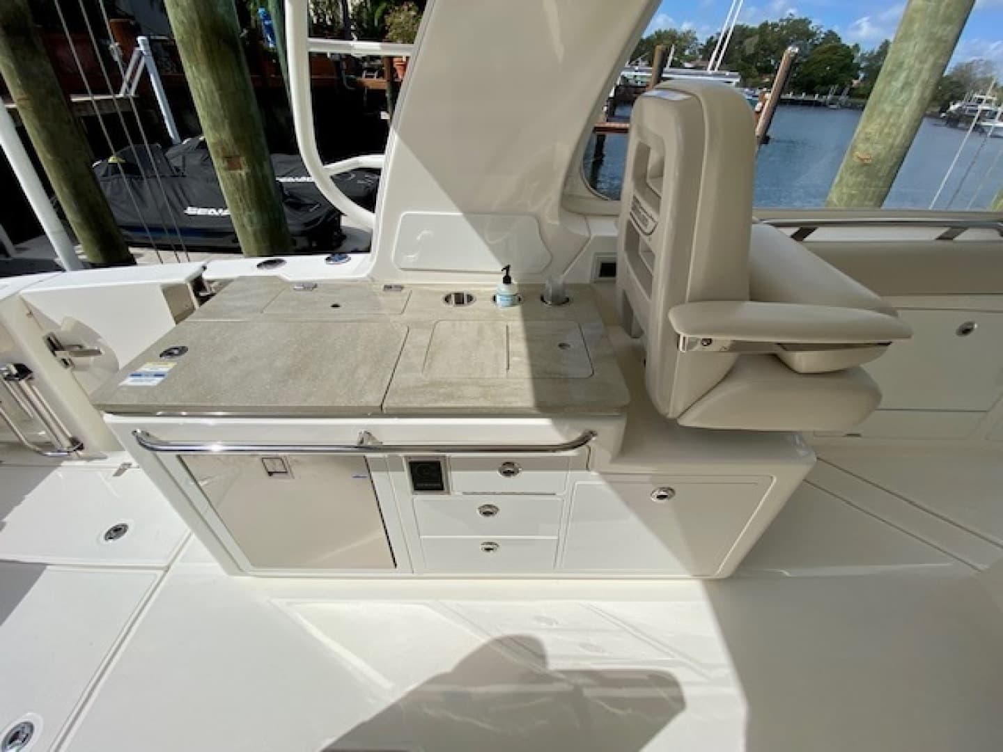 2020 Boston Whaler 380 Realm — photo 14