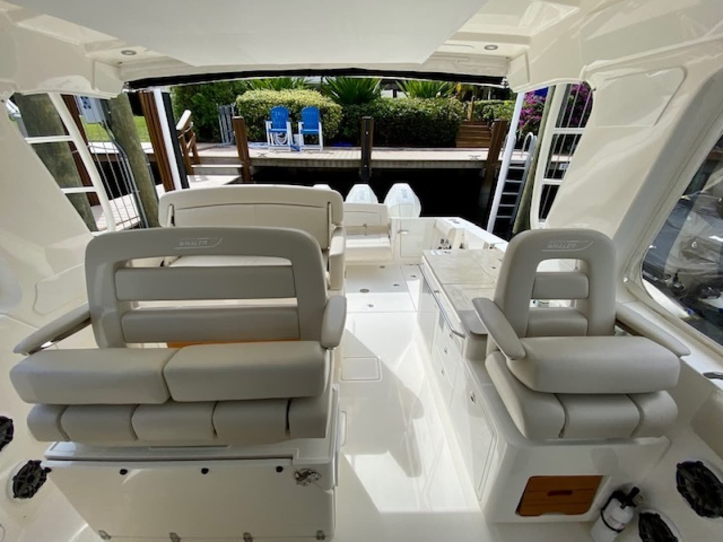 2020 Boston Whaler 380 Realm — photo 9