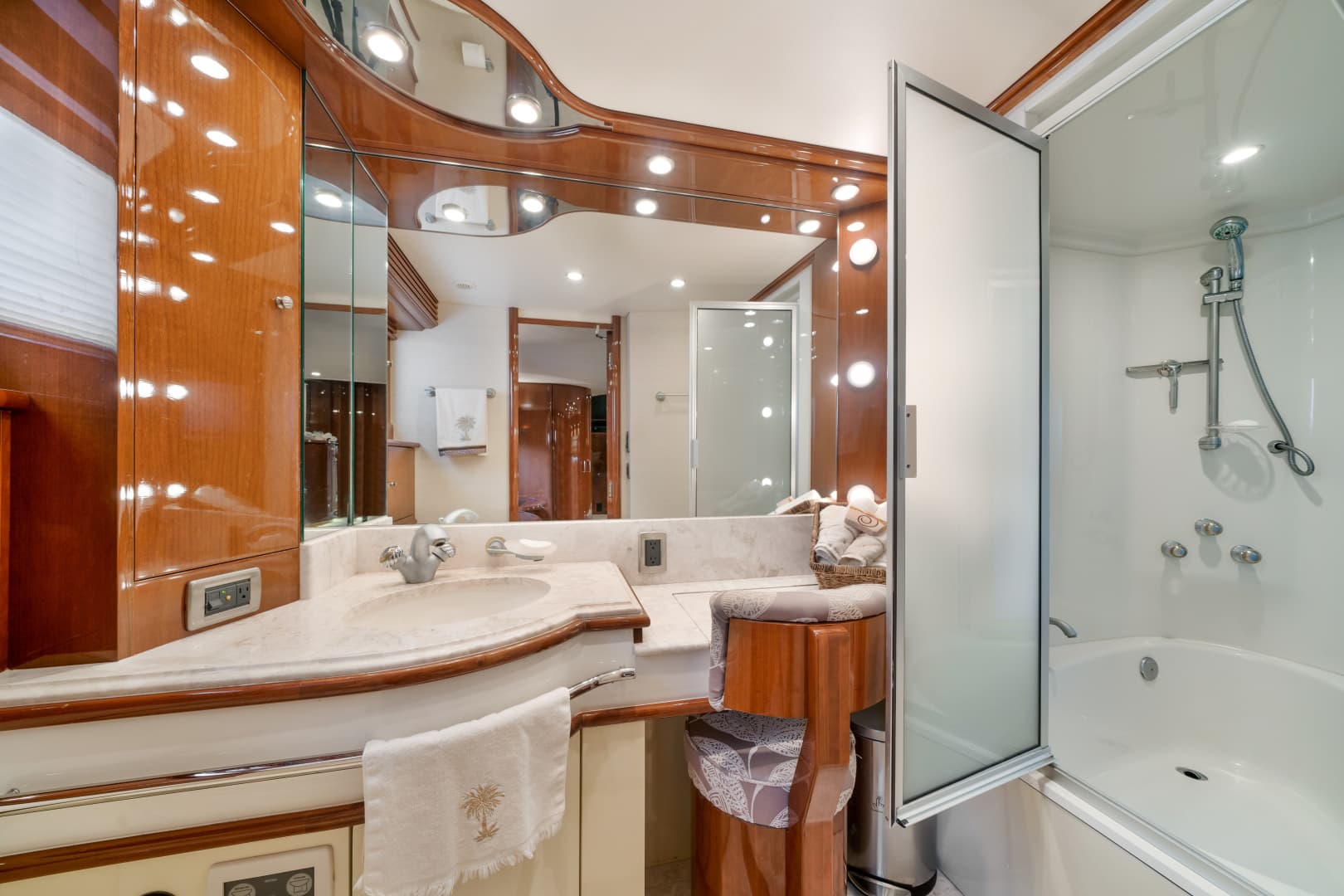 2006 Marquis 65 Pilothouse — photo 31