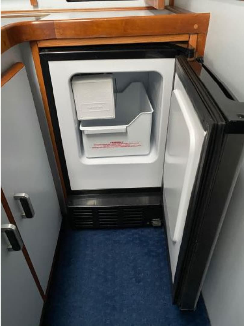 1988 Sea Ray 340 Express Cruiser — photo 18