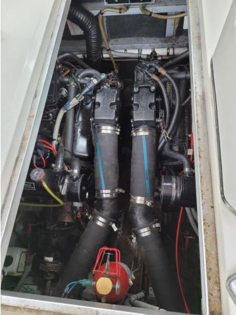 1988 Sea Ray 340 Express Cruiser — photo 28