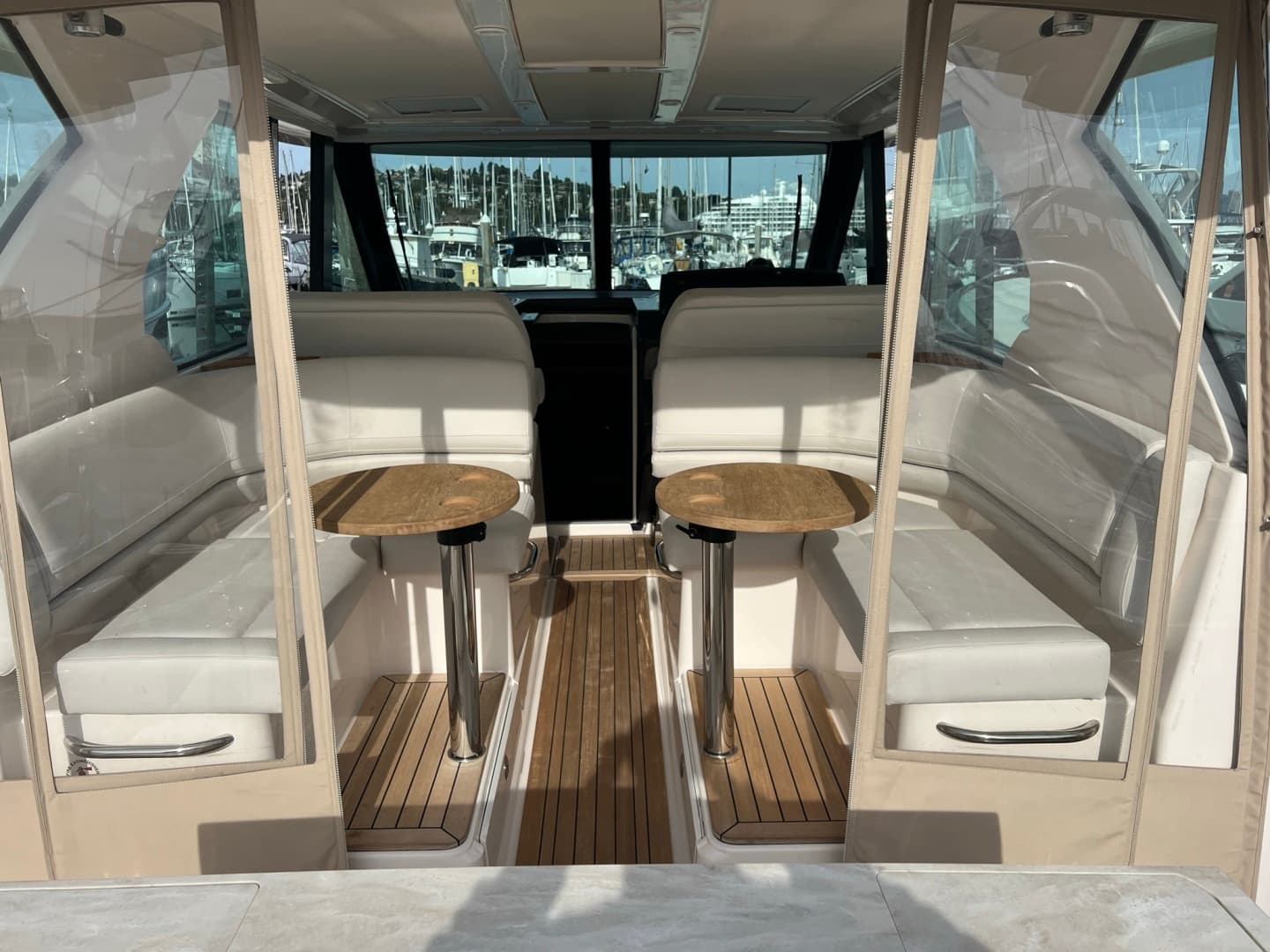 2016 Tiara Yachts Q44 — photo 2
