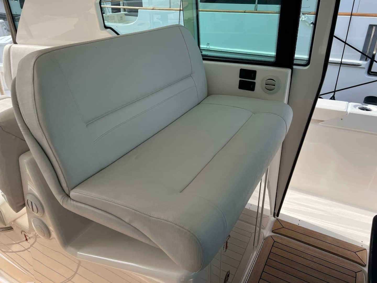 2016 Tiara Yachts Q44 — photo 12