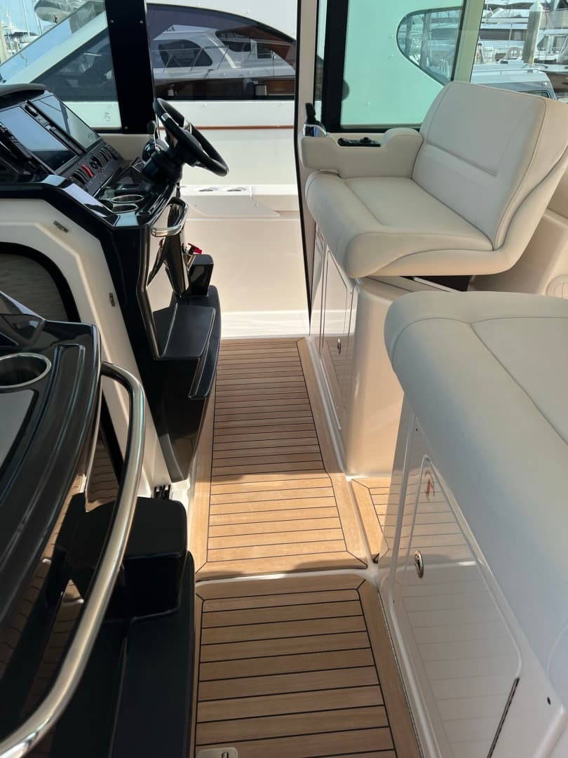 2016 Tiara Yachts Q44 — photo 8