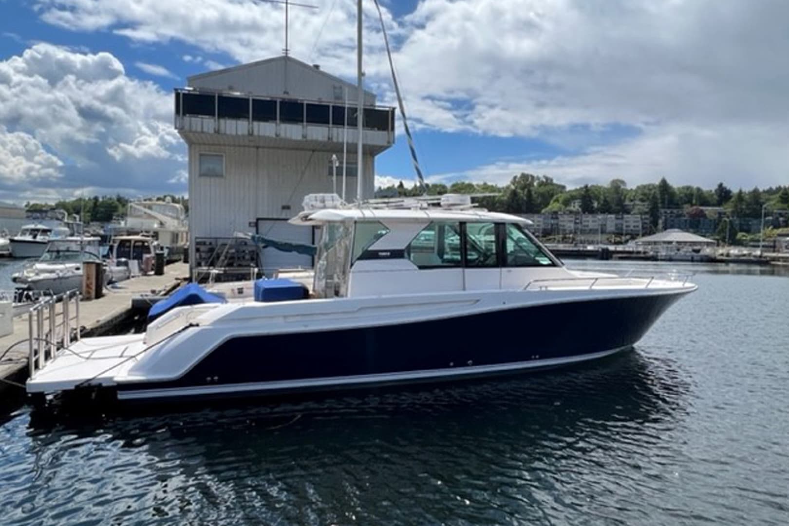 2016 Tiara Yachts Q44 — photo 1