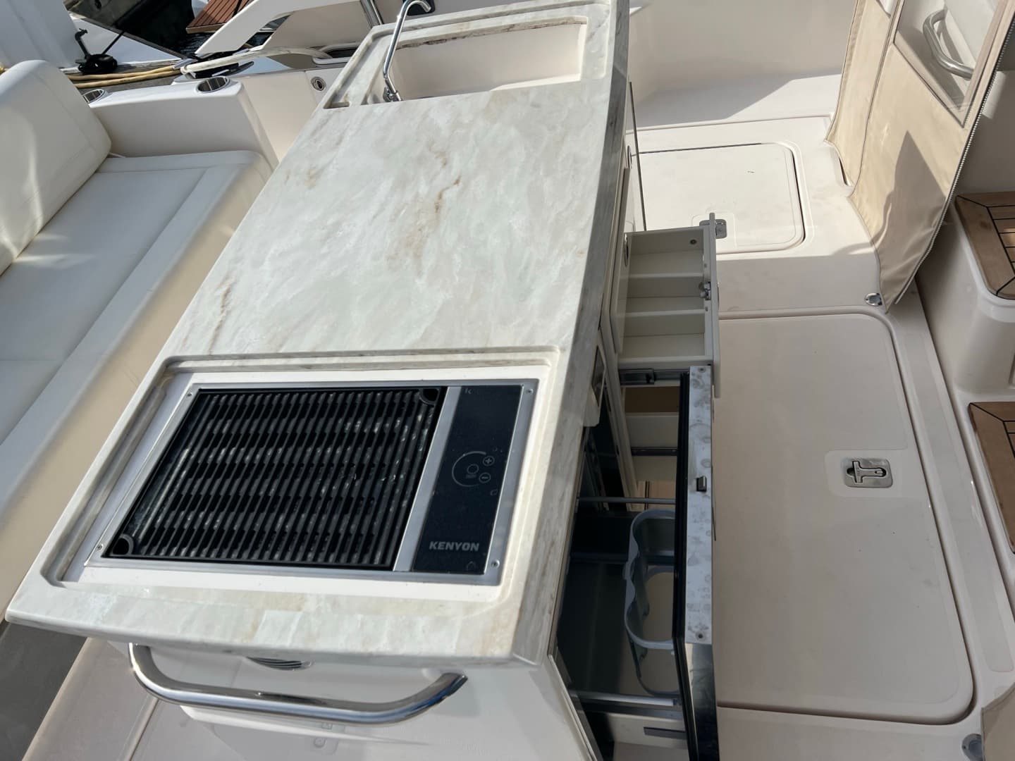 2016 Tiara Yachts Q44 — photo 6