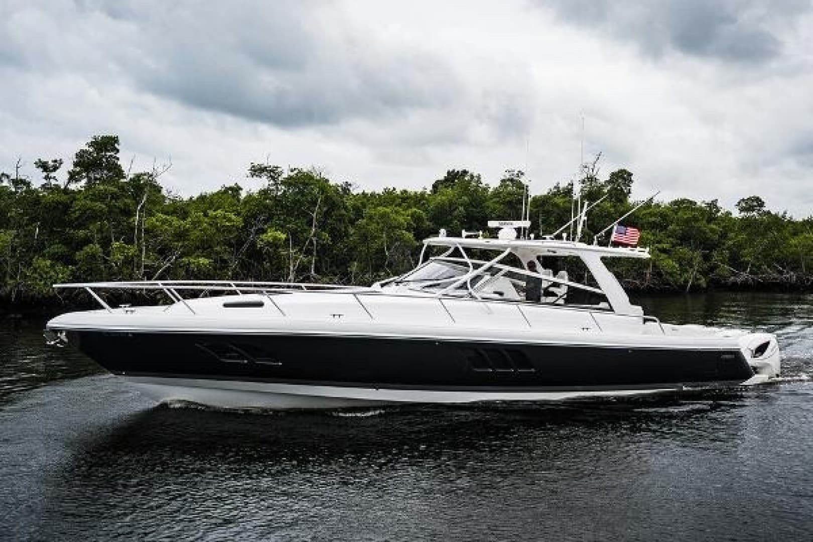 2019 Intrepid 475 Sport Yacht — photo 5