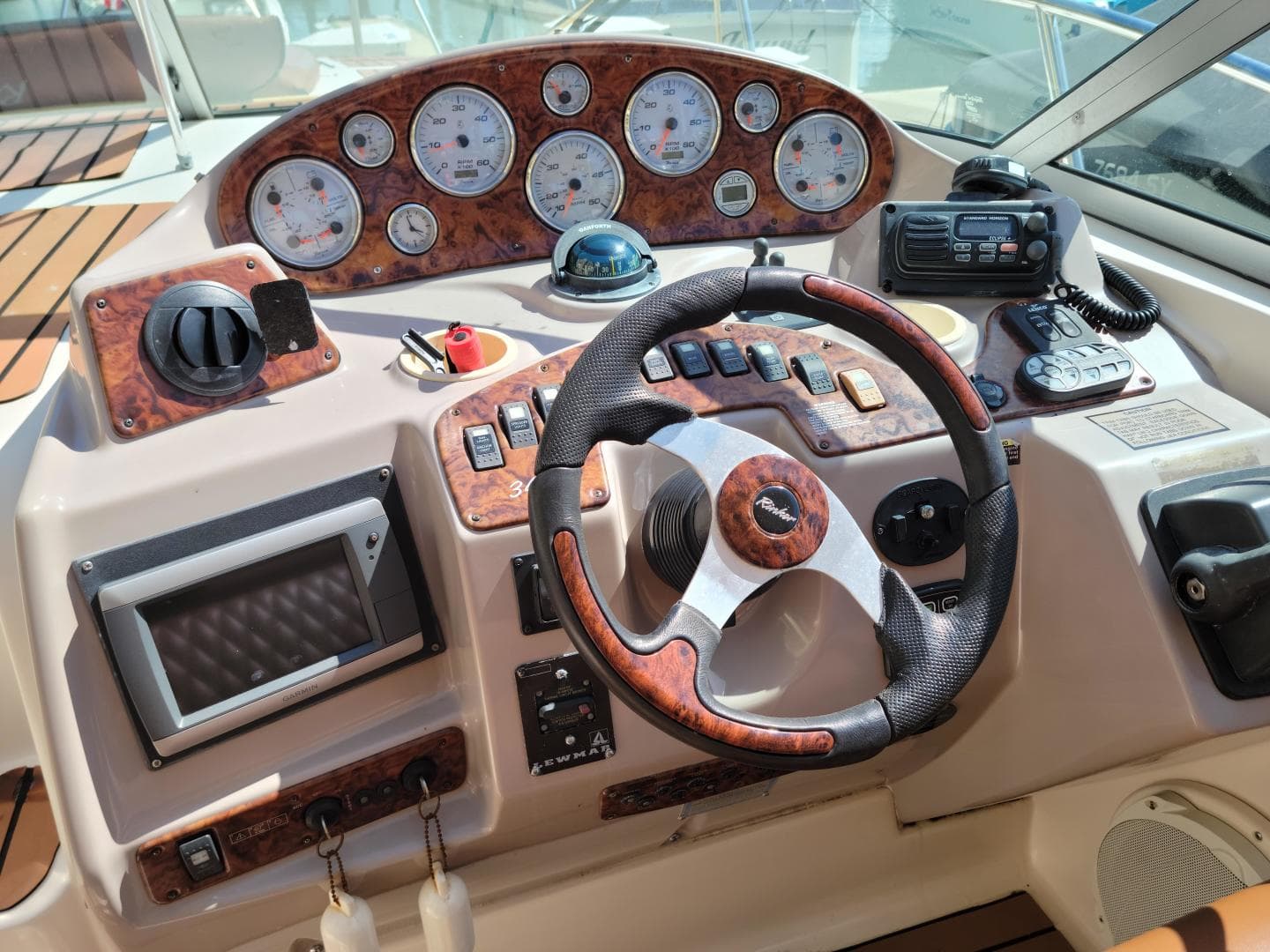 2005 Rinker 342 Fiesta Vee — photo 6