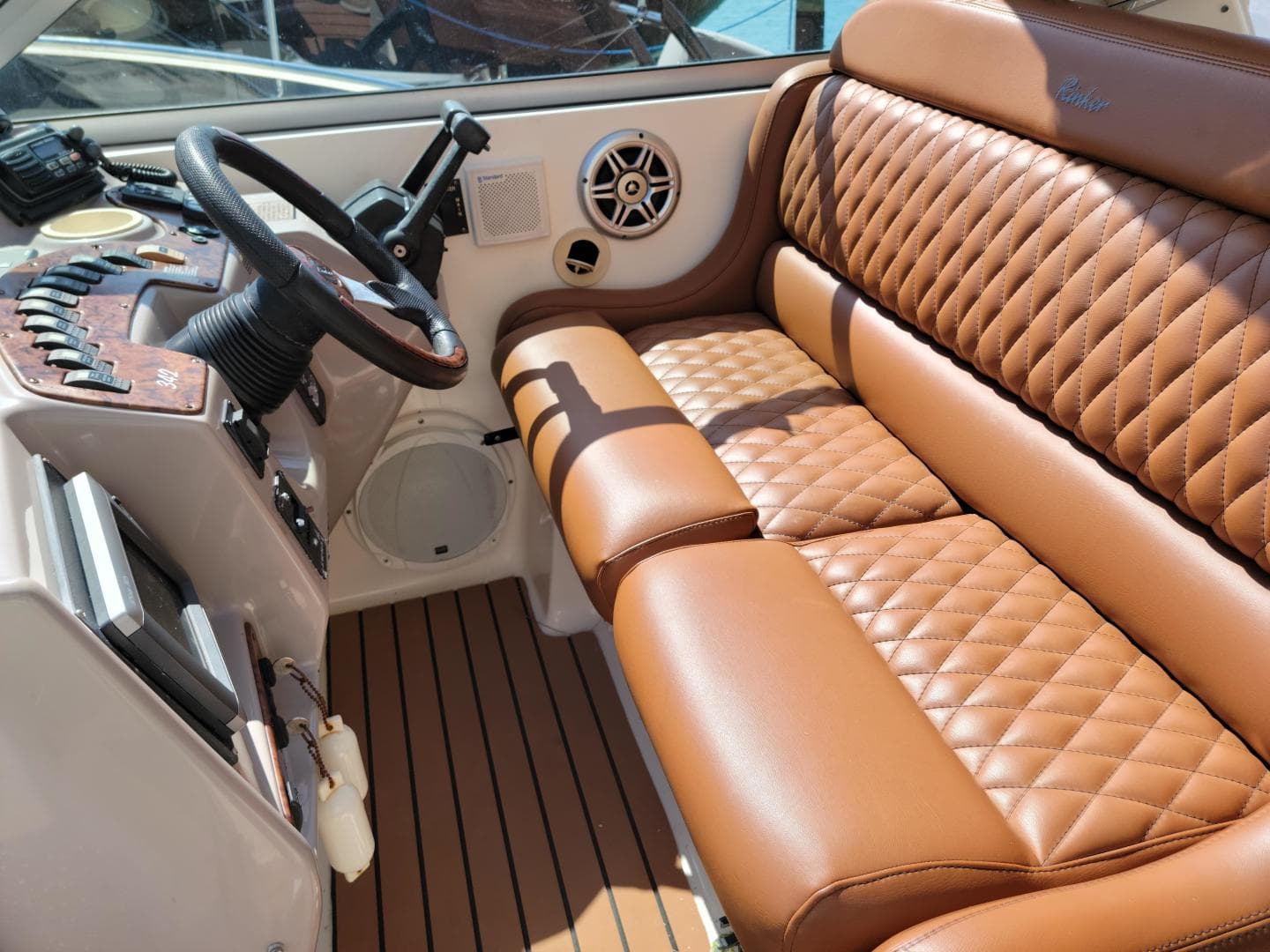 2005 Rinker 342 Fiesta Vee — photo 7